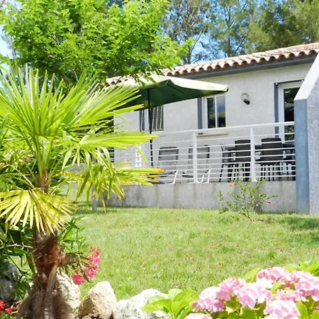 Maison Charmante A Avec Piscine Partagee