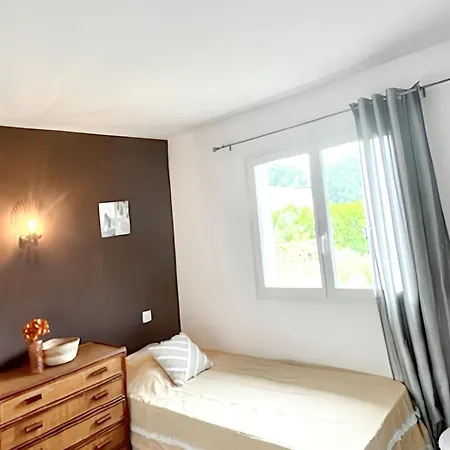 Casa de Férias Maison Charmante A Avec Piscine Partagee *