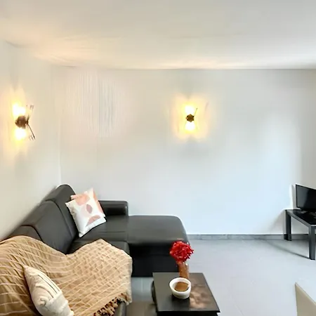 Casa de Férias Maison Charmante A Avec Piscine Partagee